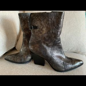 DONALD PLINER fabulous leather boots!!!!       Size 9.5 but fits like 9.